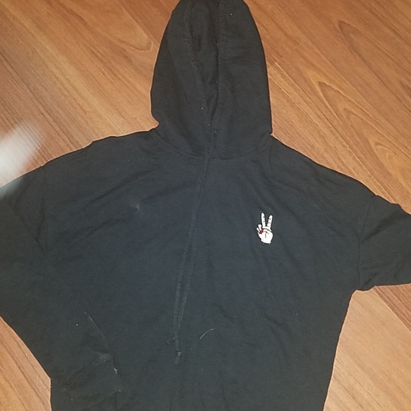 Box filled with different items - Picture 3 of 7